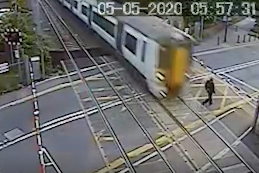 Απρόσεκτος τύπος γλιτώνει από τρένο στο... παρατσάκ! | ΒΙΝΤΕΟ