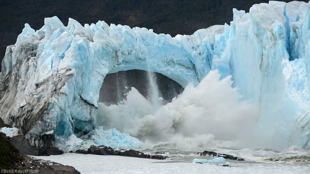 Η συγκλονιστική στιγμή που ένας τεράστιος παγετώνας γίνεται 1000 κομμάτια! | ΒΙΝΤΕΟ