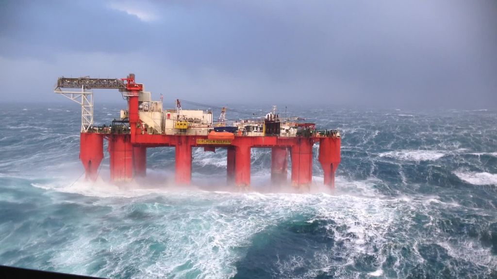 Κύματα 30 μέτρων «καταπίνουν» εξέδρα άντλησης πετρελαίου! | ΒΙΝΤΕΟ